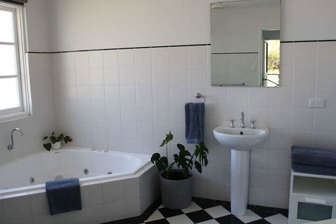 Vineyard Cottage At Upper Reach Winery - Phillip Island Accommodation 2