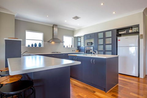 The Lakes House - Phillip Island Accommodation 5