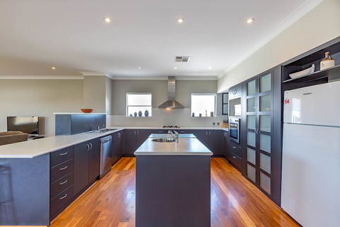 The Lakes House - Phillip Island Accommodation 4