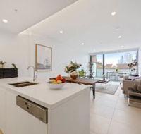 Brand New Ultra Luxe Apt Next To Central CBD