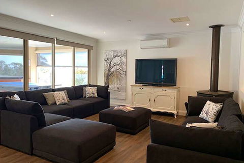 Grand Gippsland Home Sleeps Up To 28 - Phillip Island Accommodation 7
