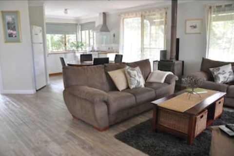 Bettenay Loft Spa Apartment & Lakeview Chalets - Phillip Island Accommodation 3