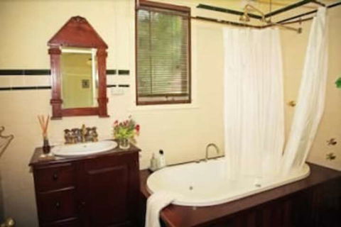 Fawkes House Country Spa Retreat - Phillip Island Accommodation 4