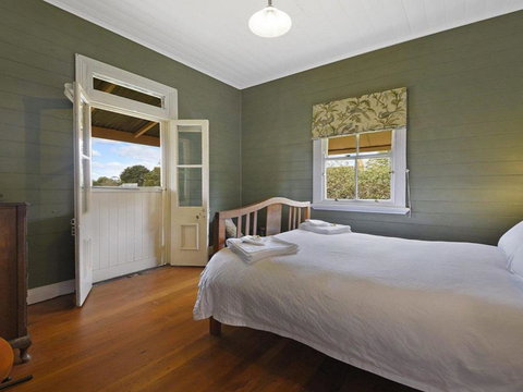 Station Masters Cottage Classic Quaint & Nostalgia - Phillip Island Accommodation 6