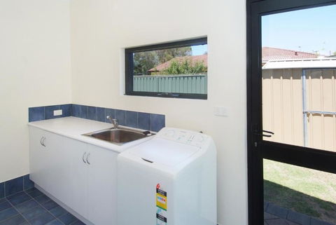Quiet Cottage - Phillip Island Accommodation 4