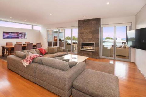 Opulent Oasis - Phillip Island Accommodation 2