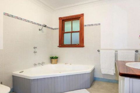 Treetops Elegant Inviting Designer Cedar Home - Phillip Island Accommodation 4