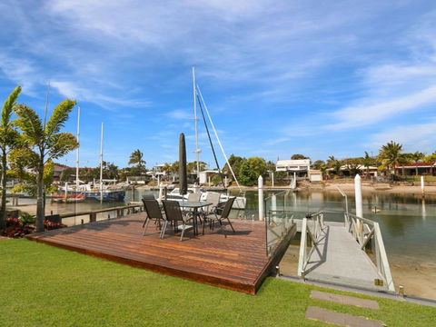 WATERFRONT HOME BORDERING MOOLOOLABA - Phillip Island Accommodation 6