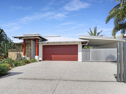 WATERFRONT HOME BORDERING MOOLOOLABA - Phillip Island Accommodation 2