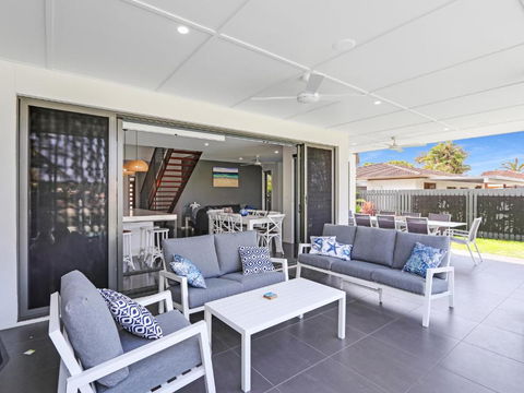 WATERFRONT HOME BORDERING MOOLOOLABA - Phillip Island Accommodation 3