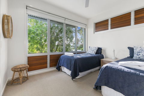 Sunshine Beach Self Contained Unit Beach Views Unit 2 Elouera 44 Elanda Street - Phillip Island Accommodation 3