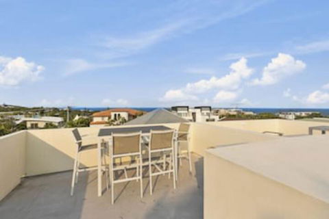 Sunshine Beach Self Contained Unit Beach Views Unit 2 Elouera 44 Elanda Street - Phillip Island Accommodation 0