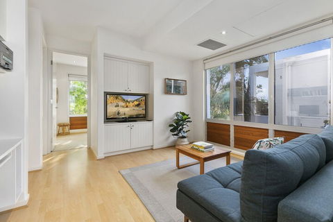 Sunshine Beach Self Contained Unit Beach Views Unit 2 Elouera 44 Elanda Street - Phillip Island Accommodation 1