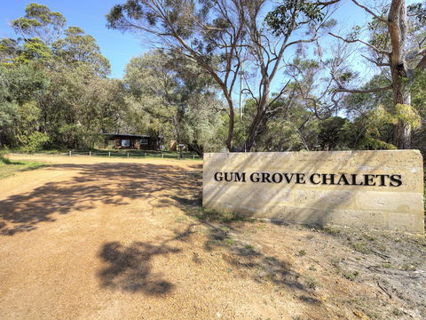 Gum Grove Chalets - Phillip Island Accommodation 4