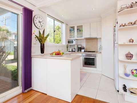 METRES TO THE BEACH MORNINGTON - Phillip Island Accommodation 2