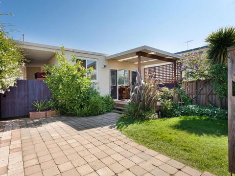 METRES TO THE BEACH MORNINGTON - Phillip Island Accommodation 4