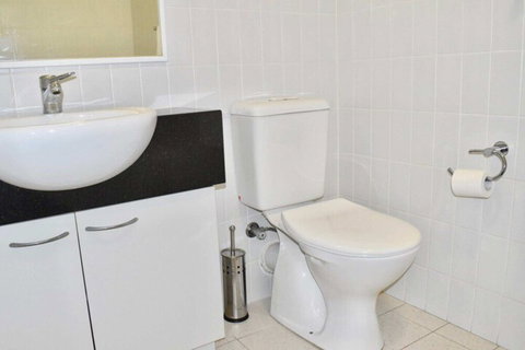 Convenient City Aprt For 2 W / Pool Gym Tennis Court - Phillip Island Accommodation 7