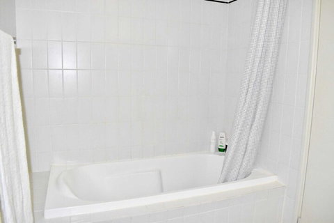 Convenient City Aprt For 2 W / Pool Gym Tennis Court - Phillip Island Accommodation 6