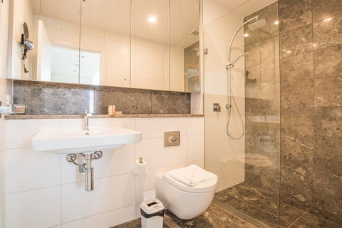 Panoramic Water View APT @rhodes - Phillip Island Accommodation 3