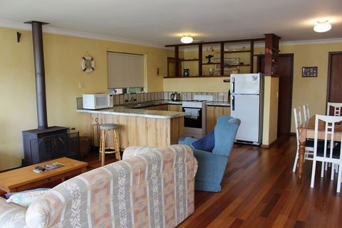 Jen's Beach House - Phillip Island Accommodation 4
