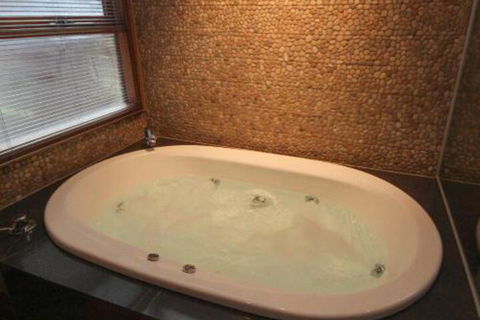 Indulge At Hepburn - Phillip Island Accommodation 6