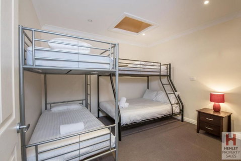 Maison Noir 2 Well Appointed Modern Accommodation With Mountain Views - Phillip Island Accommodation 3