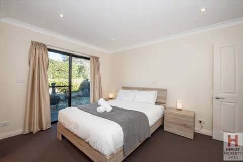 Maison Noir 2 Well Appointed Modern Accommodation With Mountain Views - Phillip Island Accommodation 6