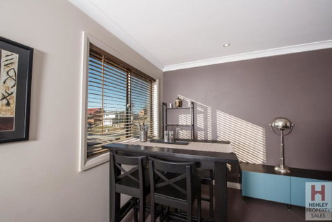 Maison Noir 2 Well Appointed Modern Accommodation With Mountain Views - Phillip Island Accommodation 4