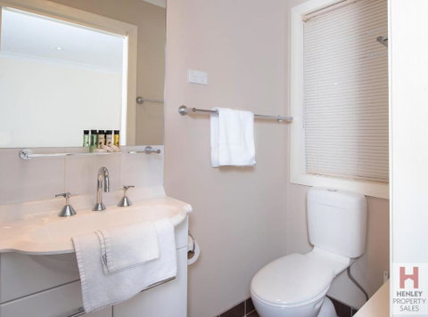 Maison Noir 2 Well Appointed Modern Accommodation With Mountain Views - Phillip Island Accommodation 5