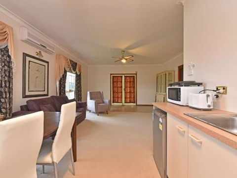 Wine Country Homestead Estate - Phillip Island Accommodation 5