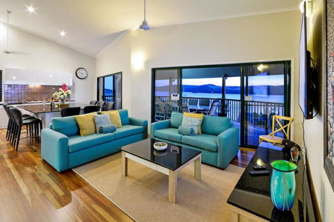 NEWLY BEAUTFULLY RENOVATED 16 The Casuarina 3 Bedroom House With 180 Degree Ocean Views - Phillip Island Accommodation 6
