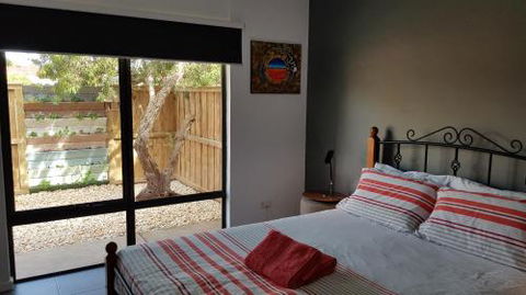 Red Ochre â€“ Large 1BR With Private Courtyard - Phillip Island Accommodation 5
