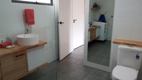 Red Ochre â€“ Large 1BR With Private Courtyard - Phillip Island Accommodation 2