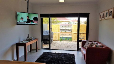 Red Ochre â€“ Large 1BR With Private Courtyard - Phillip Island Accommodation 1