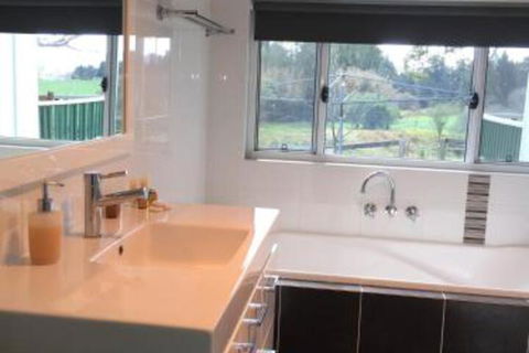 Old Schoolmasters Cottage On The Barrington River - Phillip Island Accommodation 4