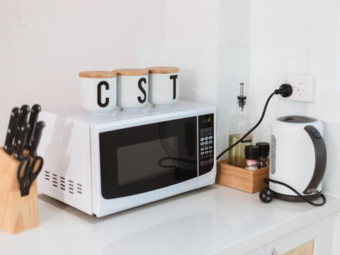 WHITE WAVES 4 ABSOLUTE BEACH FRONT STUDIO HASTINGS POINT - Phillip Island Accommodation 4