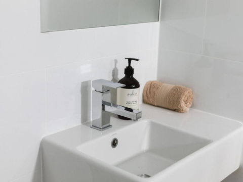 WHITE WAVES 4 ABSOLUTE BEACH FRONT STUDIO HASTINGS POINT - Phillip Island Accommodation 2