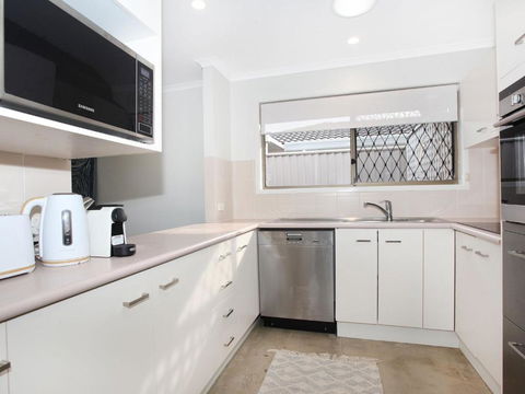 April 19 4 Bedroom Home On Canal With Pool Pontoon Aircon & WiFi! - Phillip Island Accommodation 6