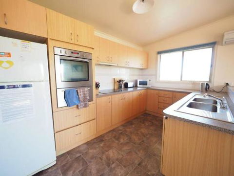 Sunset Deck Beach House Sandy Point - Phillip Island Accommodation 4