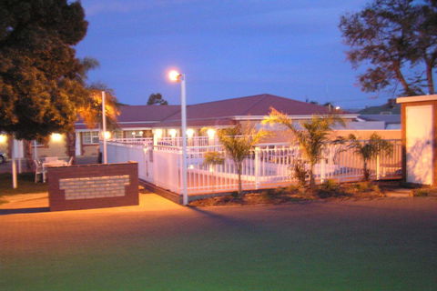 Charles Rasp Motor Inn & Cottages - Phillip Island Accommodation 1