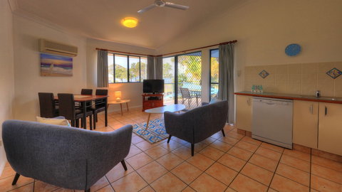 Dolphin Waters Tin Can Bay - Phillip Island Accommodation 6
