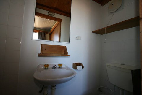 Chalet Jindabyne - Phillip Island Accommodation 3