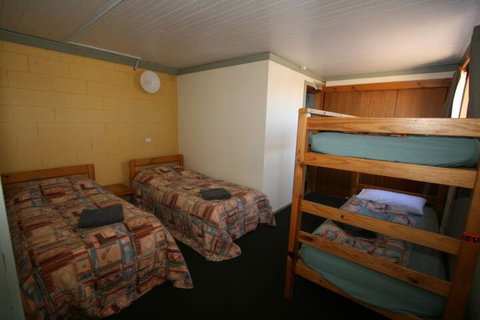 Chalet Jindabyne - Phillip Island Accommodation 4