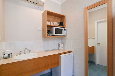 Catalina Motel Lake Macquarie - Phillip Island Accommodation 5