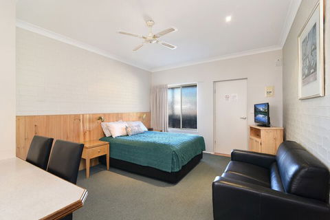 Catalina Motel Lake Macquarie - Phillip Island Accommodation 3