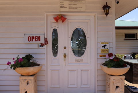 Hilltop On Tamborine - Phillip Island Accommodation 0