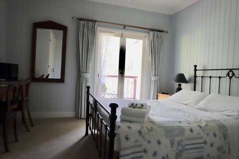 Hilltop On Tamborine - Phillip Island Accommodation 2