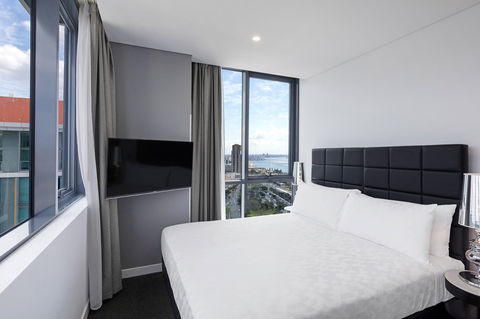 Meriton Suites Southport - Phillip Island Accommodation 5