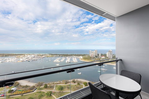 Meriton Suites Southport - Phillip Island Accommodation 7