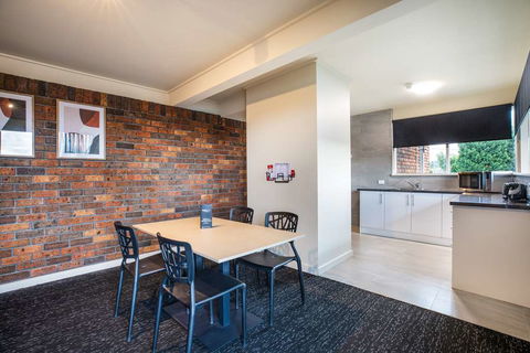 Nightcap at Manhattan Hotel - Phillip Island Accommodation 2